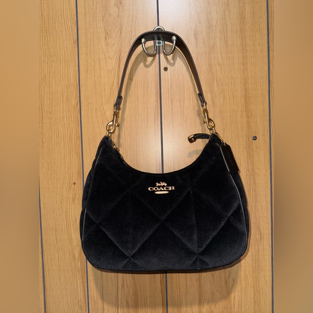 [SOLD] Coach Teri Hobo with velvet quilting